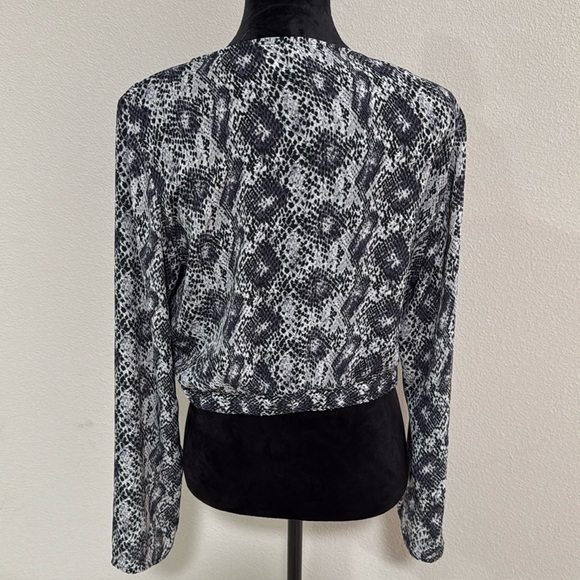 H&M Divided Blouse Top Crop Women's Sz12 Chiffon Snake Print Gray Long Sleeves - Picture 2 of 13